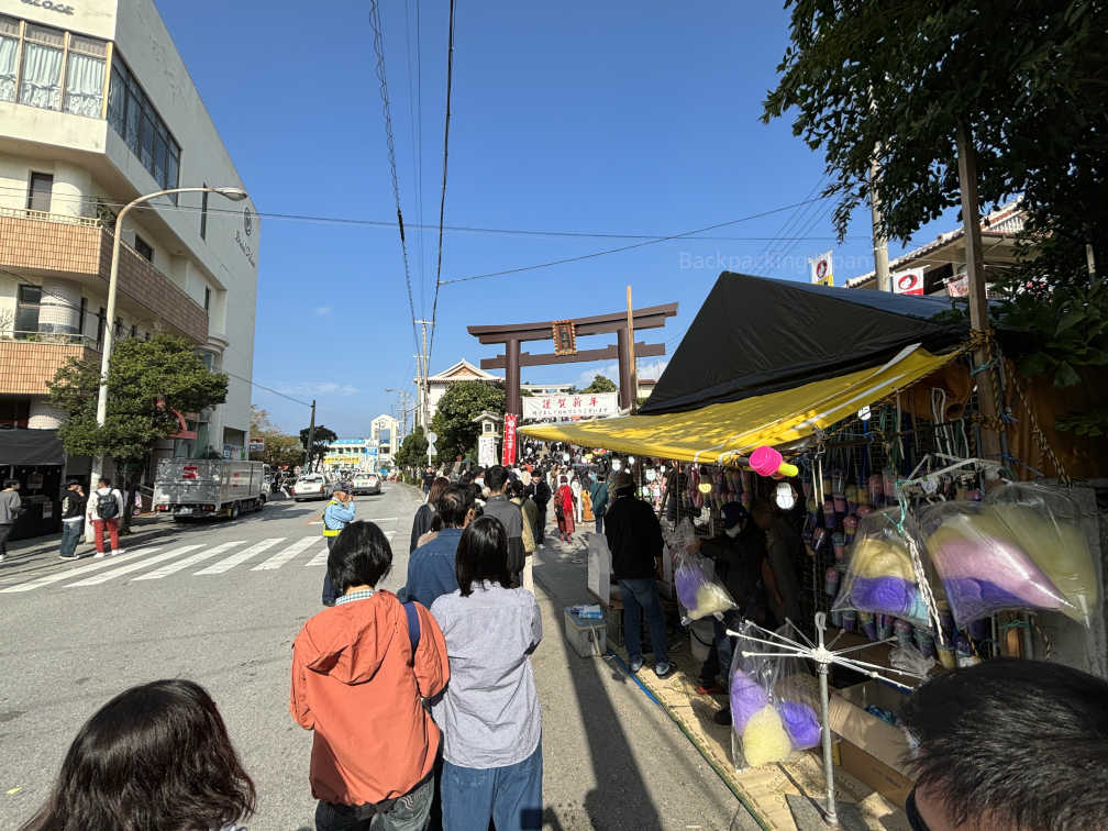 Long lineup to enter Naminoue Shrine taken a few meters from the entrance tori gate